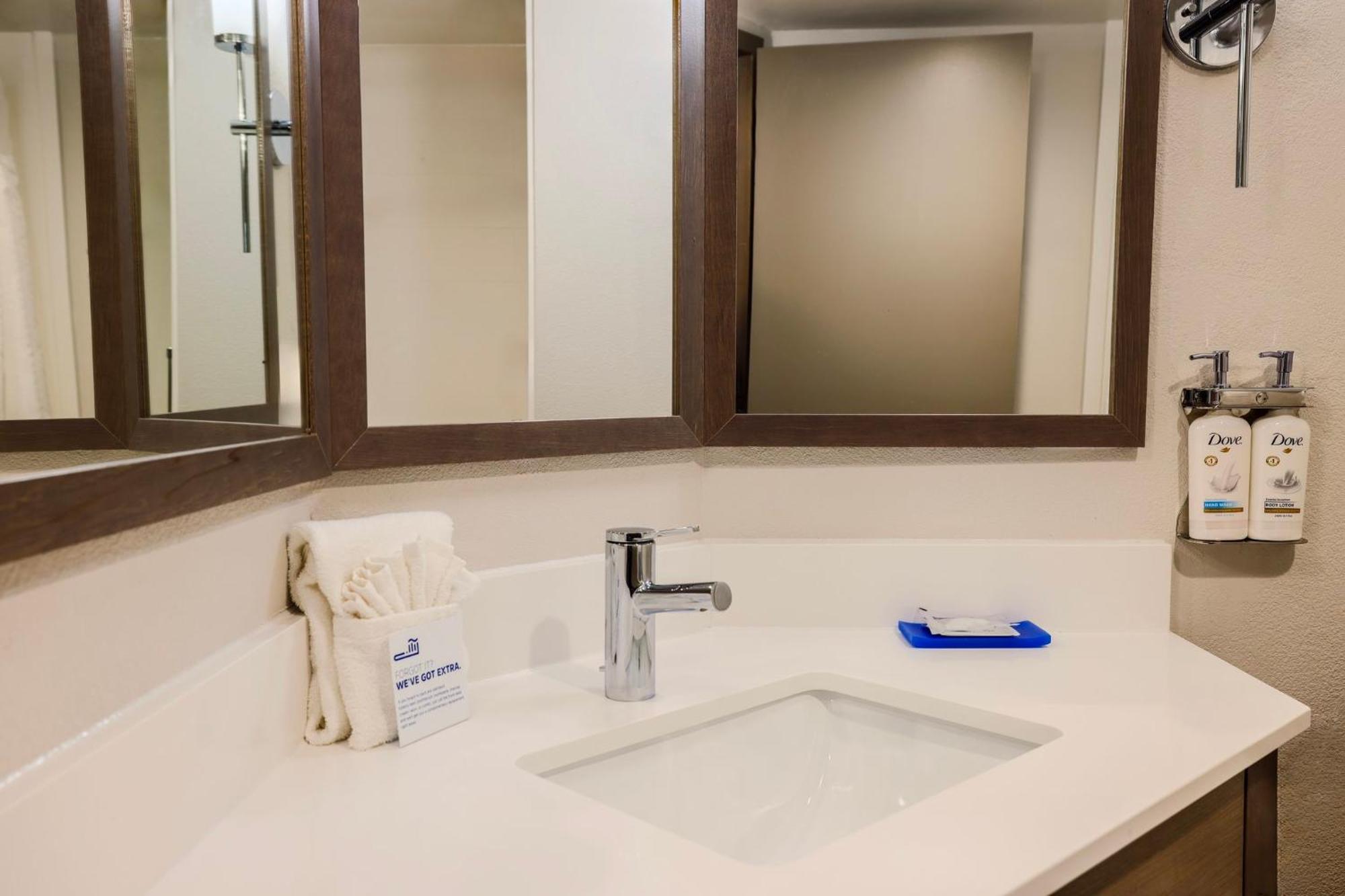 Holiday Inn Express Burlington By Ihg Εξωτερικό φωτογραφία