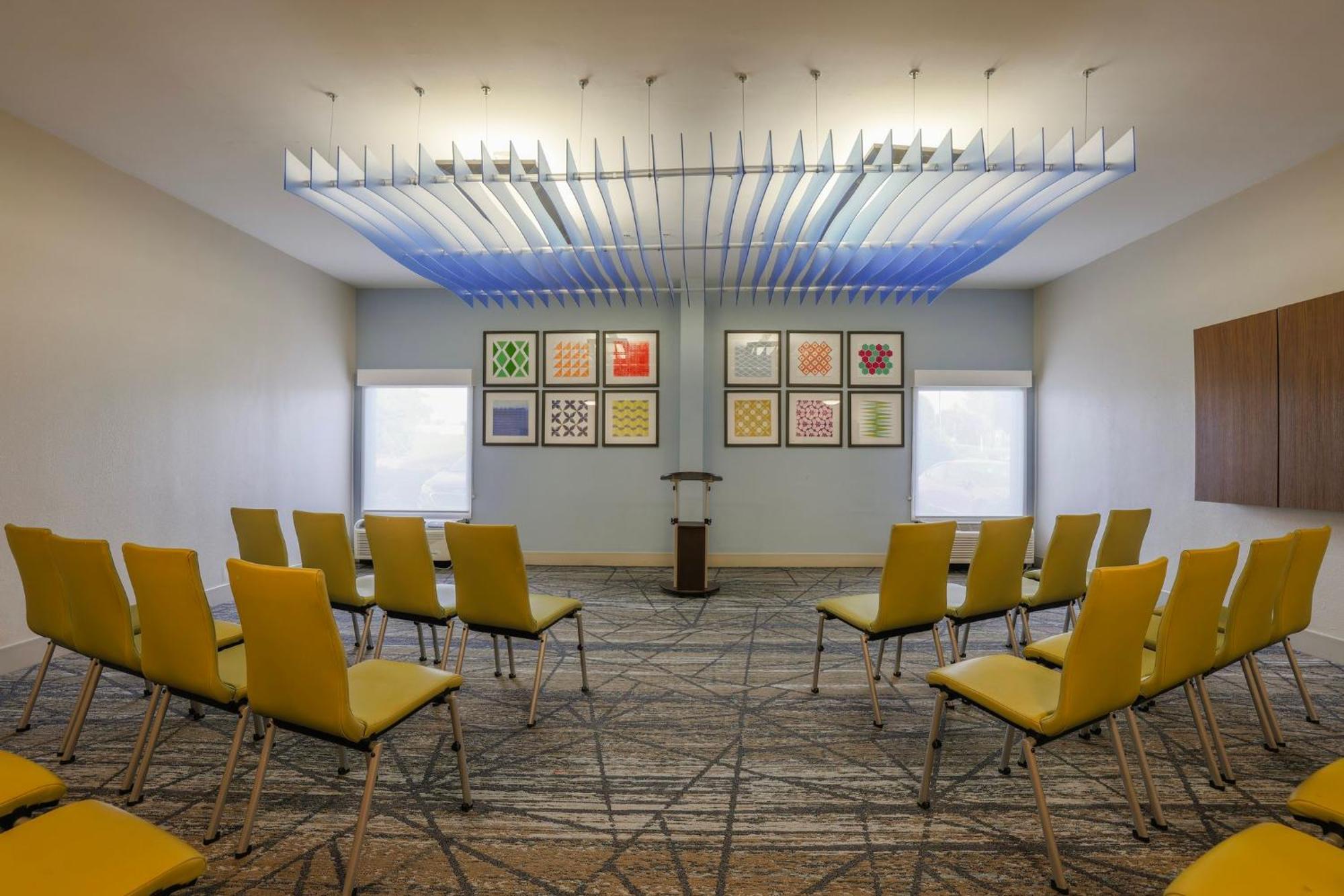 Holiday Inn Express Burlington By Ihg Εξωτερικό φωτογραφία