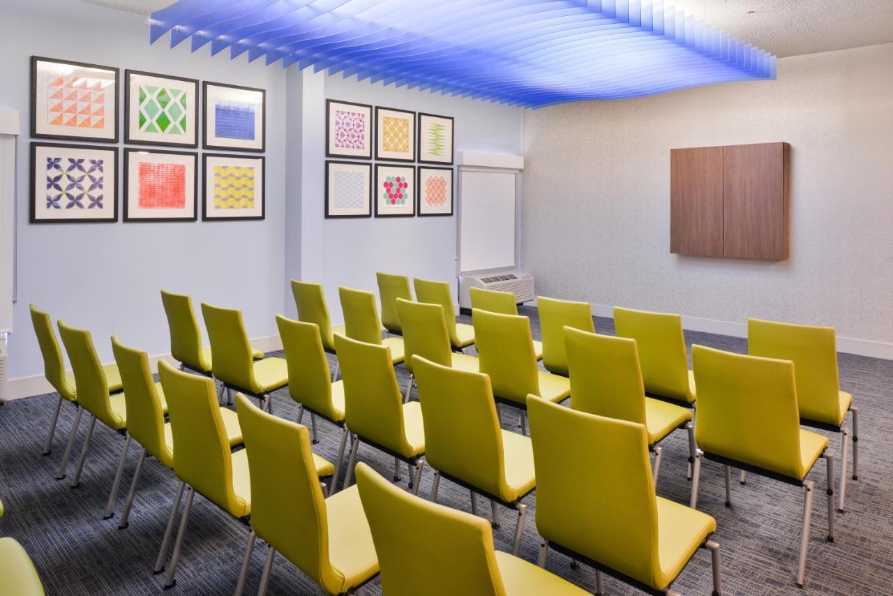 Holiday Inn Express Burlington By Ihg Εξωτερικό φωτογραφία