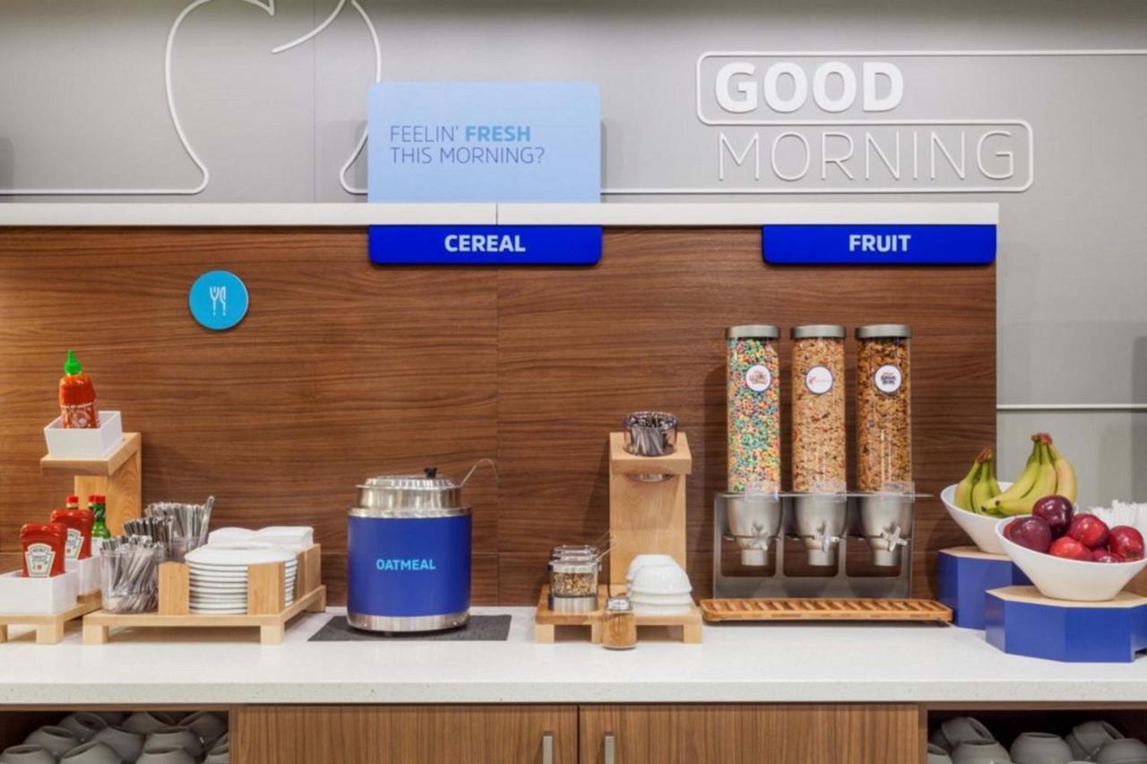Holiday Inn Express Burlington By Ihg Εξωτερικό φωτογραφία
