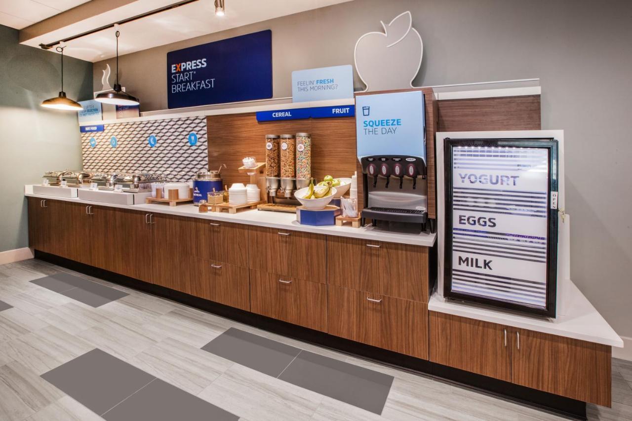 Holiday Inn Express Burlington By Ihg Εξωτερικό φωτογραφία